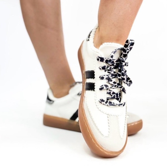 ❤️Makers Black Jessie Sporty, Sherpa Lined Gum Sole Sneakers❤️ - Picture 3 of 4